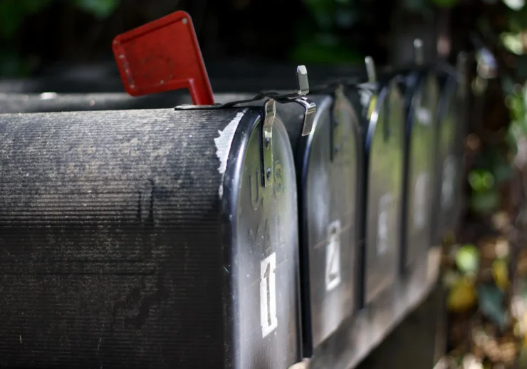 Email marketing cene